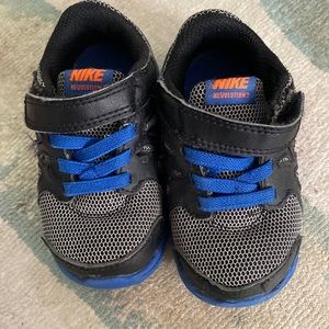 Nike sneakers size 5 (baby)